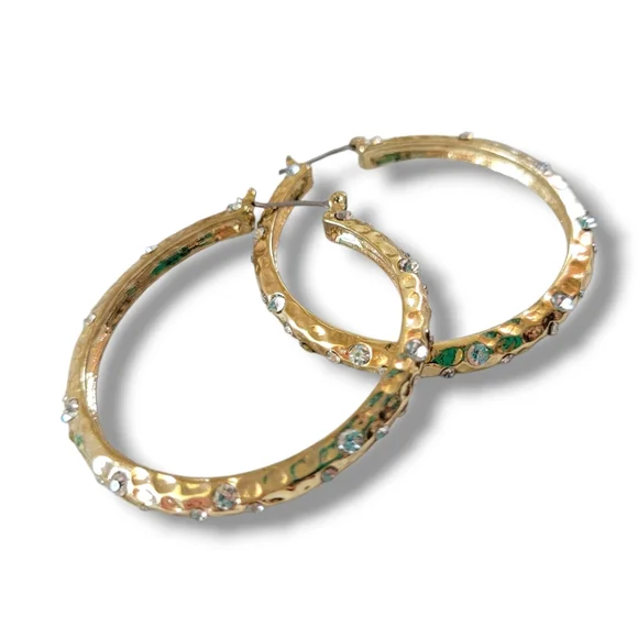 NWOT Elegant Crystal Accented Gold Tone Hammered Hoop Earrings - Picture 1 of 8